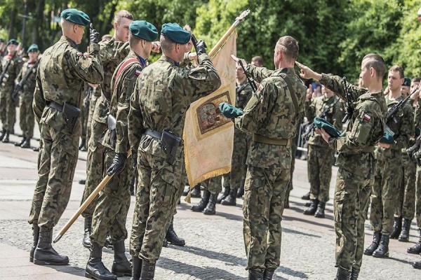 żołnierze wojsk obrony terytorialnej podczas przysięgi wojskowej w białymstoku